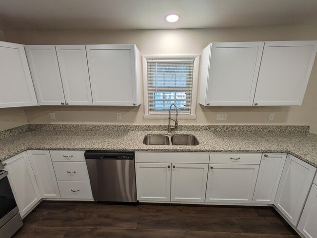 Building Photo - 423 S Bristow Ave
