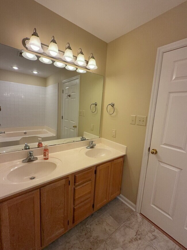 Building Photo - Beautiful 4 Bedroom, 3 Bath Home-211 Bethesda Ct.