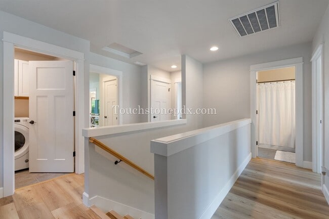 Building Photo - Luxurious 4 Bed/3.5 Bath Residence - Your ...