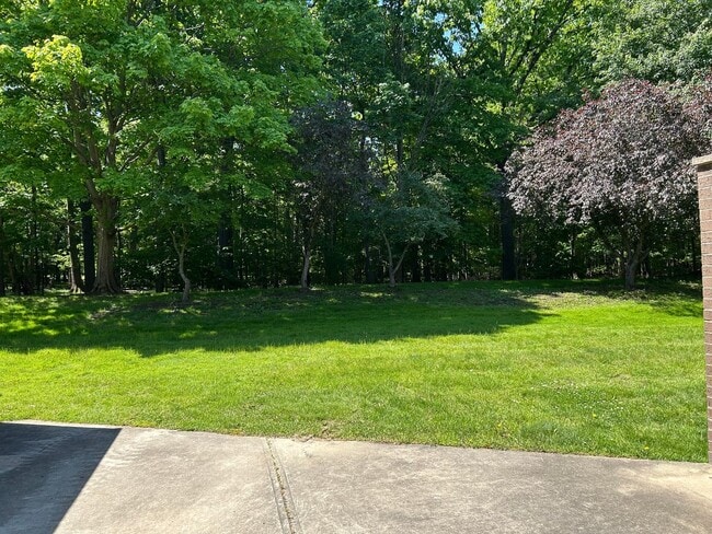 Building Photo - 3 Bedroom Condo with Full Finished Basement for Rent