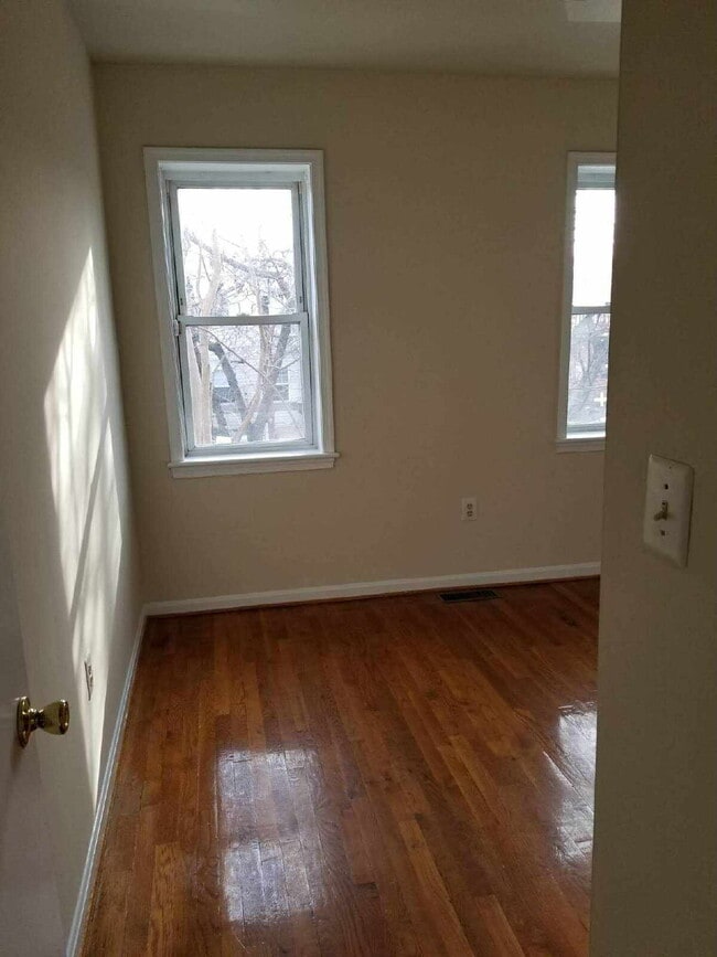 Building Photo - Sophisticated NW DC Home Featuring 3 Bedrooms, Fireplace & Outdoor Oasis