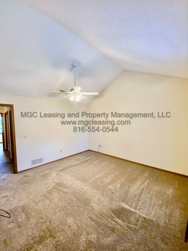 Building Photo - Spacious Lee's Summit Townhome- Sign a 15-...
