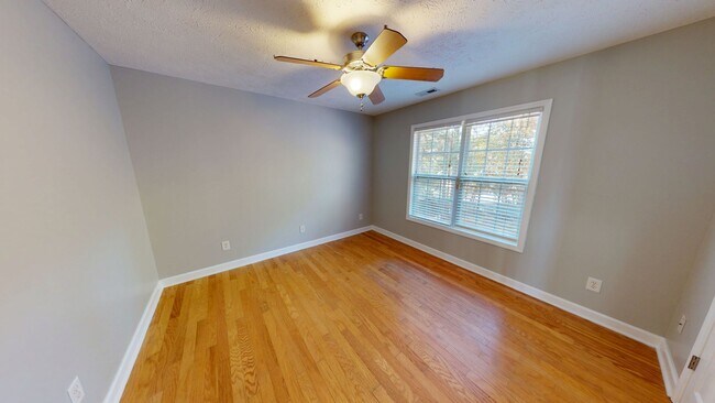 Building Photo - Open Floor Plan with Fenced Back Yard in L...