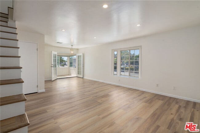 Building Photo - 941 Elm Ave