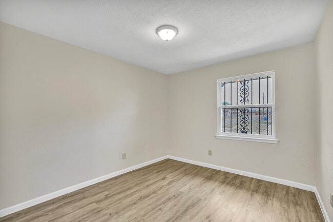 Building Photo - $1,000 OFF first month rent.
