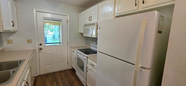 Building Photo - 2 bedroom / 2 bath *unfurnished* rental in...