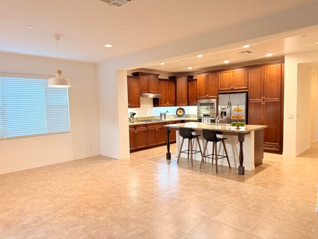 Building Photo - 570 Calle Vibrante