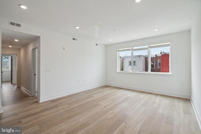 Building Photo - 1419 W Grange Ave