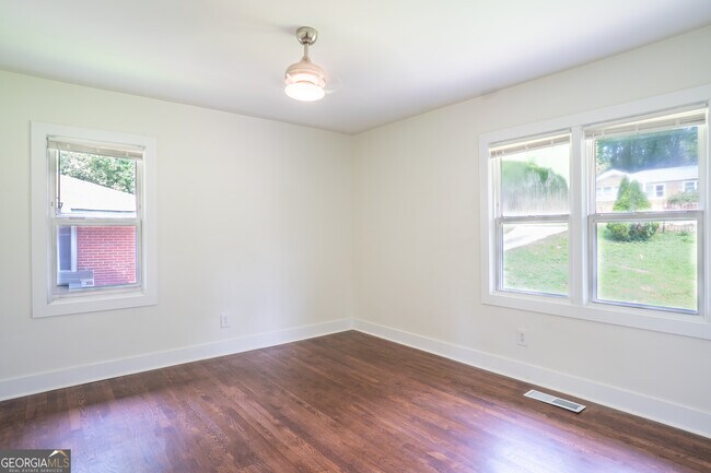 Building Photo - 2107 Garden Cir