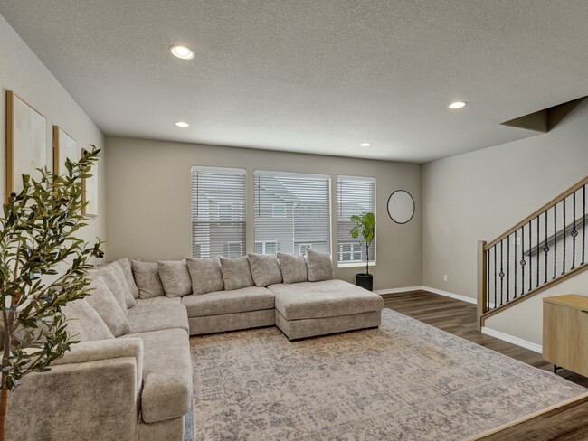Building Photo - Expansive 3-story home!