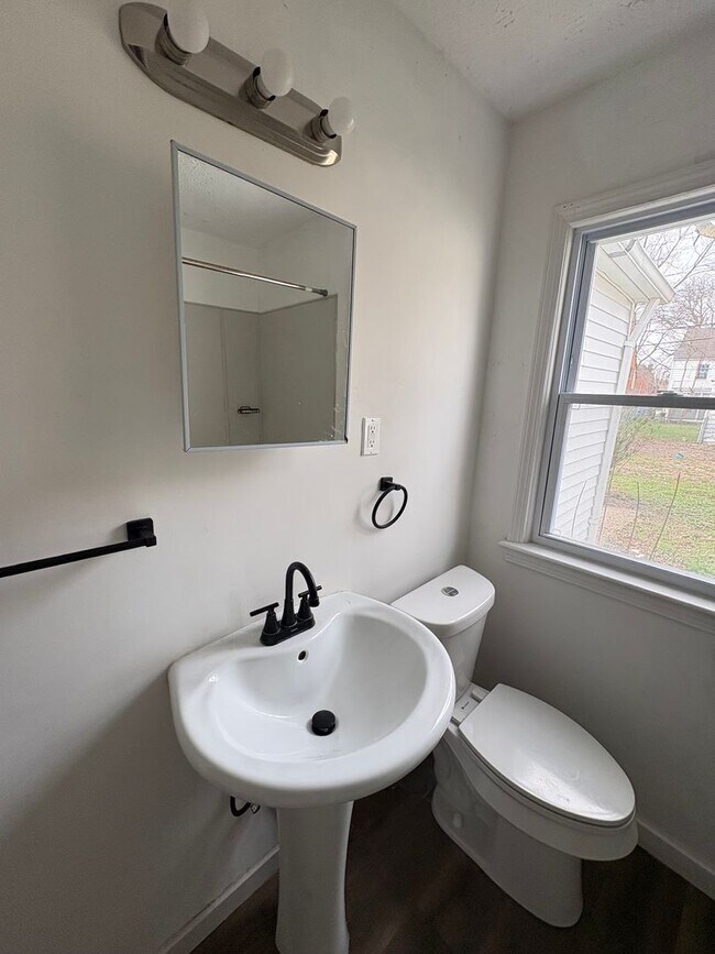 Building Photo - Lee/Harvard 3 Bedroom Single