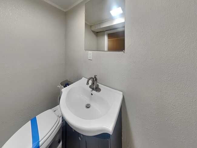 Building Photo - Updated 3 Bed Home with Granite Kitchen, Fenced Yard & Garage