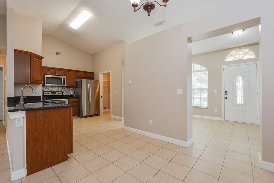 Building Photo - 1306 Silverthorn Dr