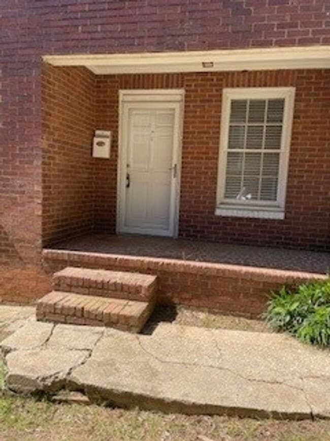 Building Photo - 2 Bedroom 1.5 Bathroom Duplex-