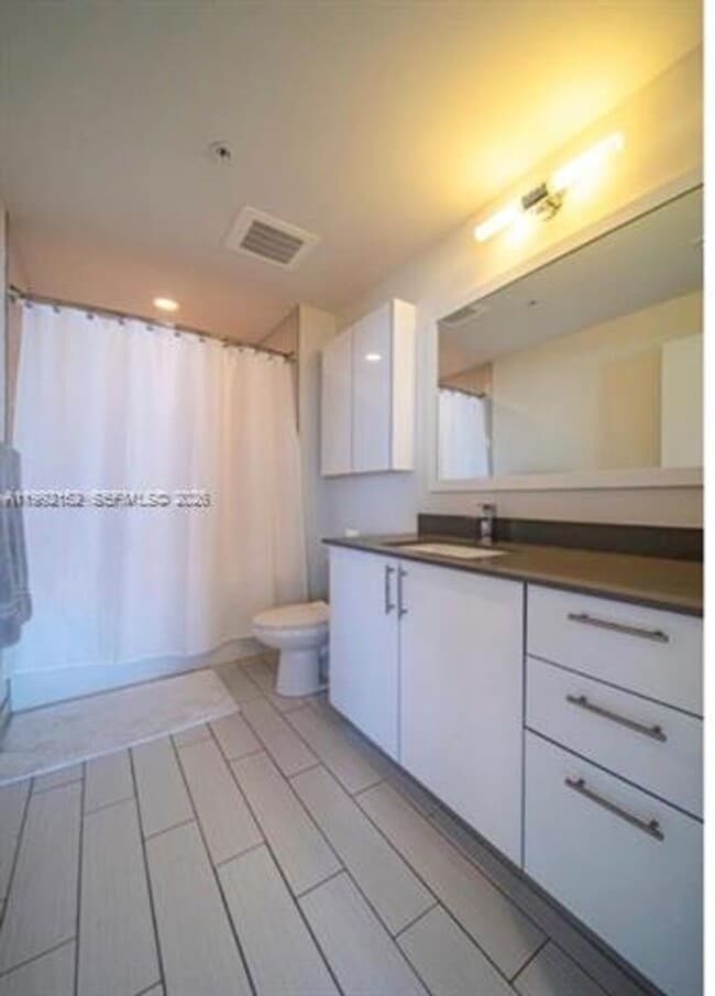 Building Photo - 999 SW 1st Ave