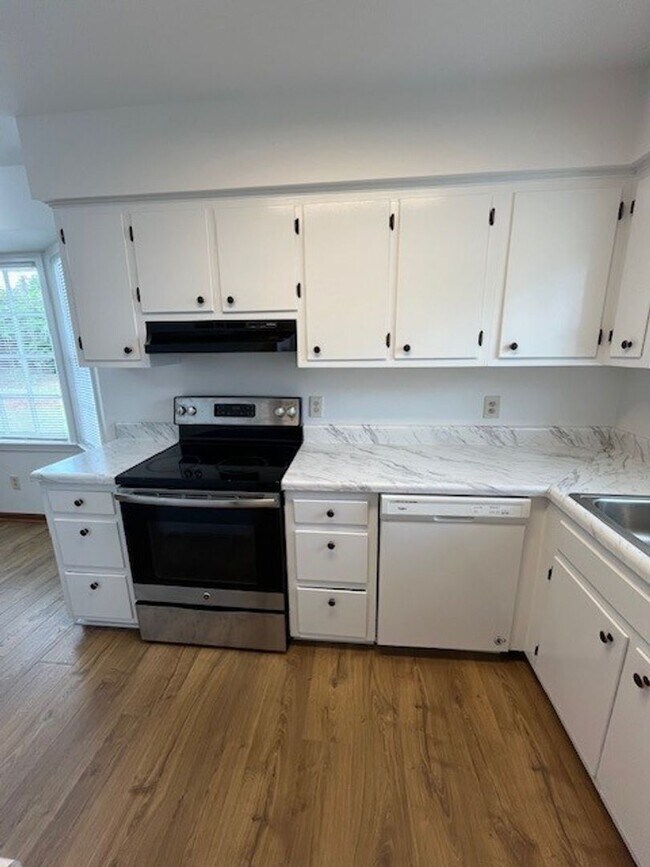 Building Photo - Recently updated 3 bedroom 2 bath home in King Grants