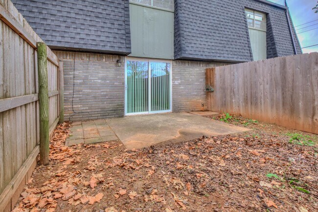 Building Photo - 1201 Lakecrest Dr