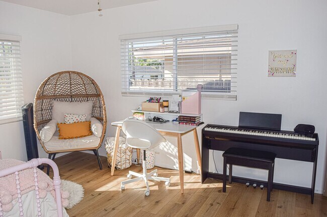 Building Photo - Semi furnished!