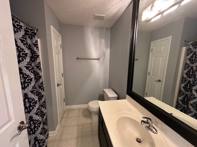 Building Photo - Lovely, Spacious 4 BR House! Vaulted Ceili...