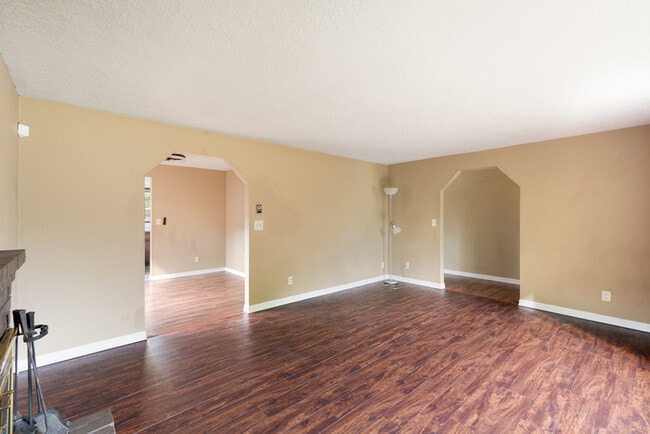 Building Photo - THREE BEDROOM IN MINT VALLEY