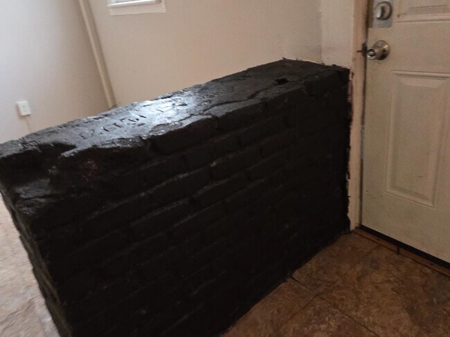 Building Photo - 300 William St