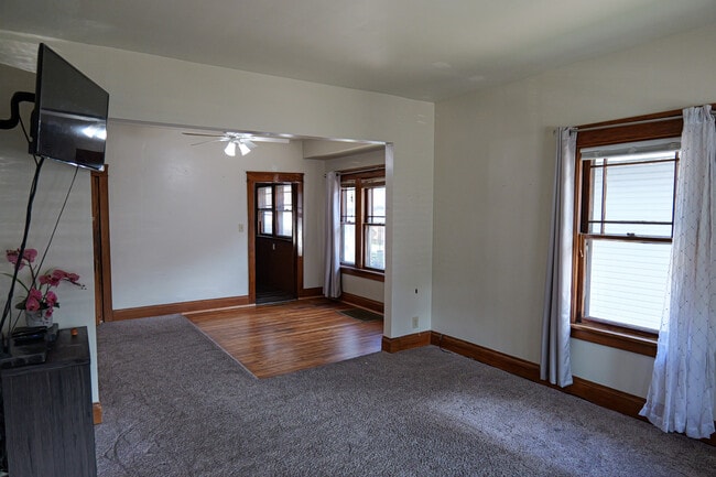 Building Photo - 824 Lebanon St