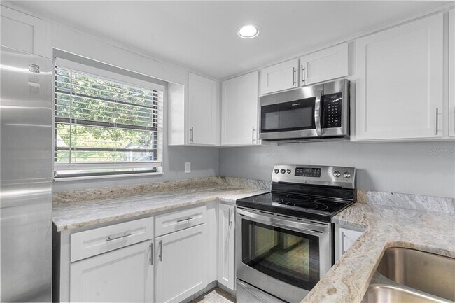 Building Photo - 10132 Lake Oak Cir