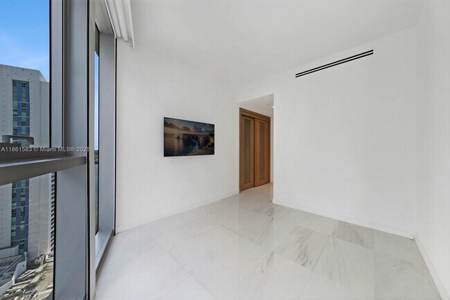 Building Photo - 300 Biscayne Blvd Way