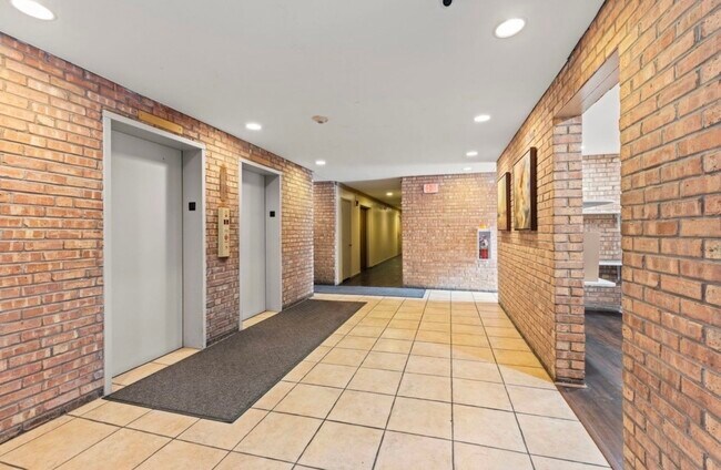 Building Photo - 6010 Oakwood Dr