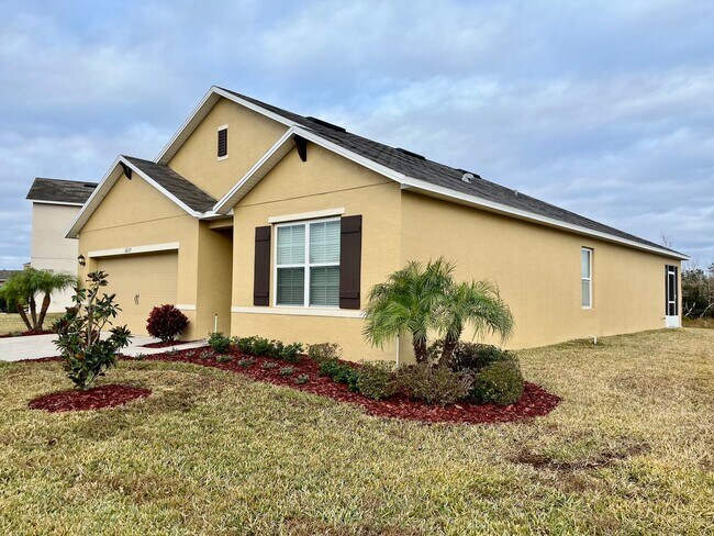 Building Photo - Modern 4 bed/2 bath home with brand-new flooring!