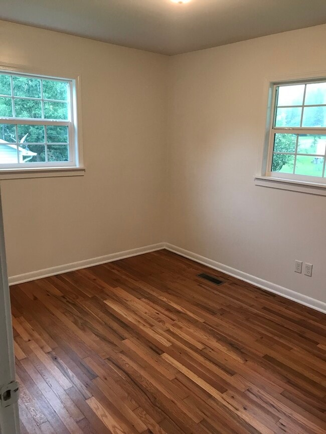 Building Photo - 1601 Woodvale Dr NW