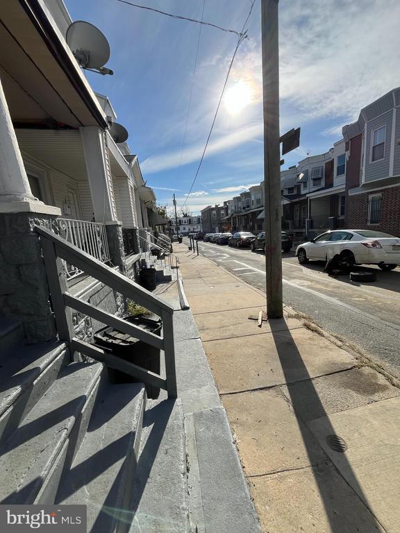 Building Photo - 533 S Salford St