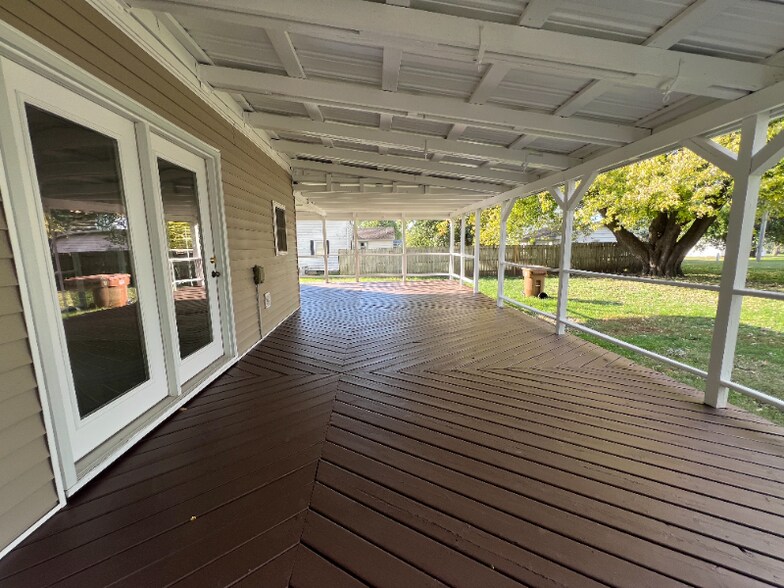 Building Photo - 321 Main St