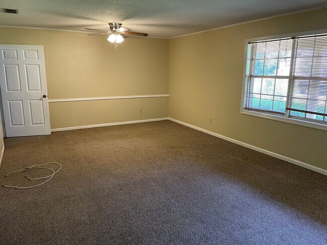 Building Photo - KILLEARN ESTATES FENCED YARD!!!