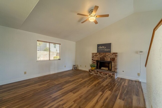 Primary Photo - 3 bedroom minutes from shopping & freeway ...