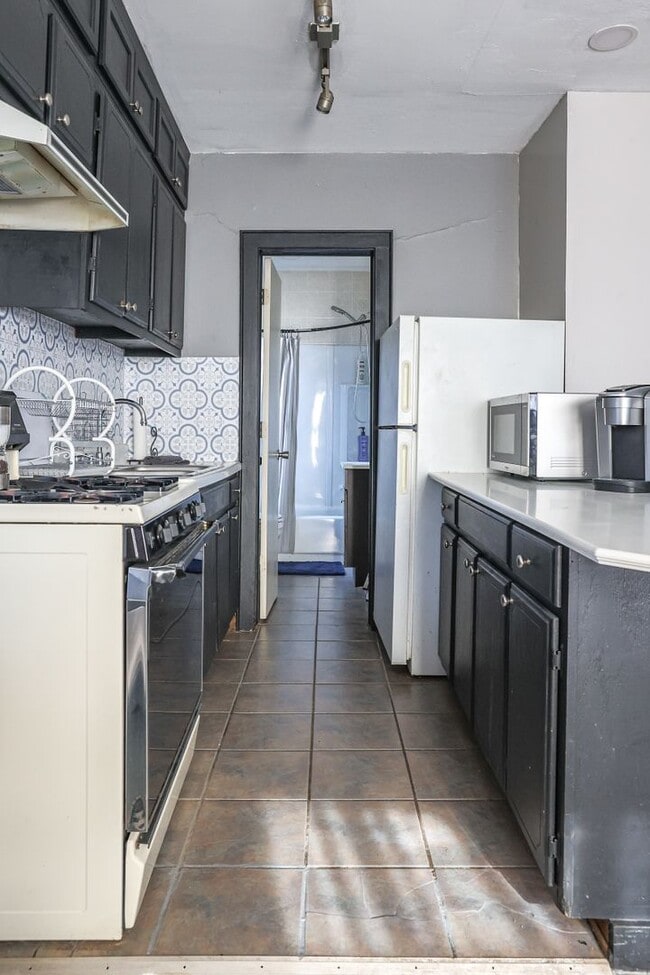 Building Photo - Fully Furnished Apartment in Historic Tracy Park