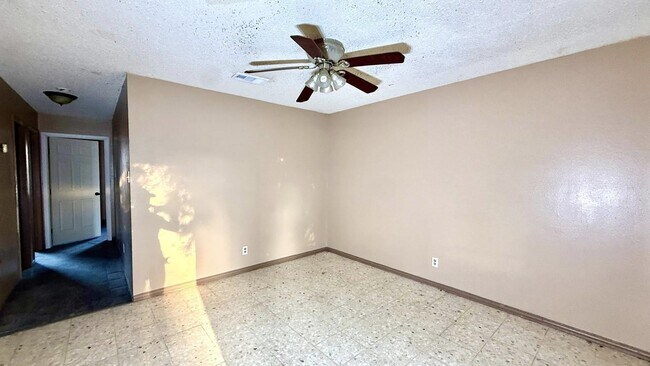 Building Photo - 1001 N Lost Creek Loop