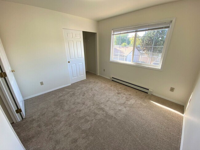 Building Photo - 2 Bed 1.5 Bath Condo! W/S/G/Lawn Care Included!