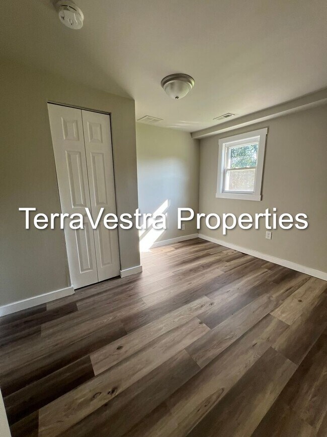 Building Photo - 4 Bed Single Family house in Glassboro!