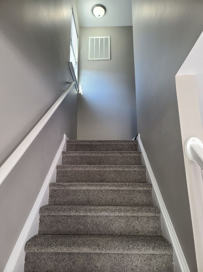Building Photo - 3 Bedroom 2 1/2 bath Townhome for Rent in ...