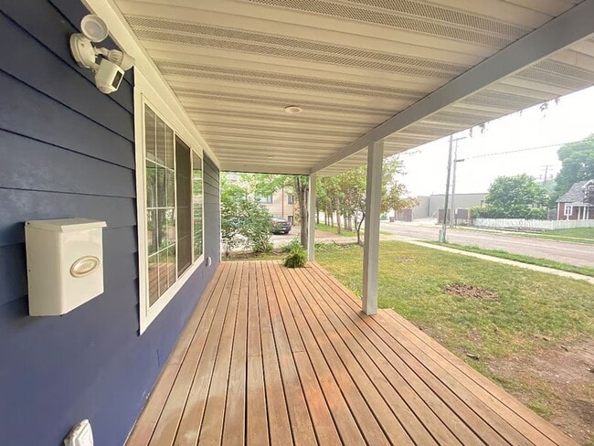 Building Photo - Bright, Modern, and Beautifully Updated 3 Bed + Loft, 2.5 Bath Home in the Heart of Hopkins, MN -...