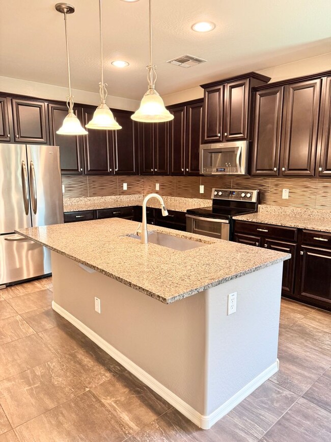 Building Photo - Beautiful 4 Bedroom Single Level Home Loca...