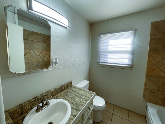 Building Photo - Spacious 3/1 Located Conveniently Close to Clapp Park & Texas Tech University!