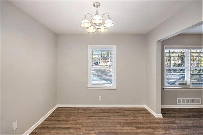 Building Photo - 2077 Rosewood Rd