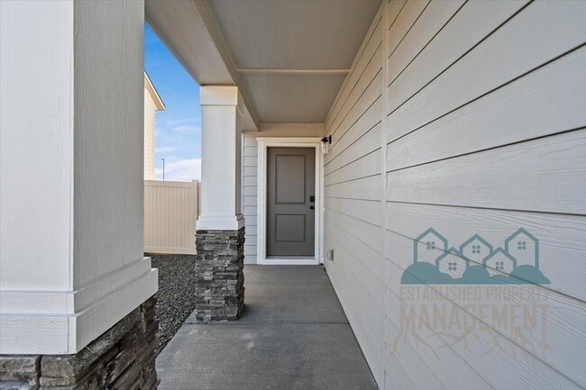 Building Photo - 3891 N Chelmsford Ave