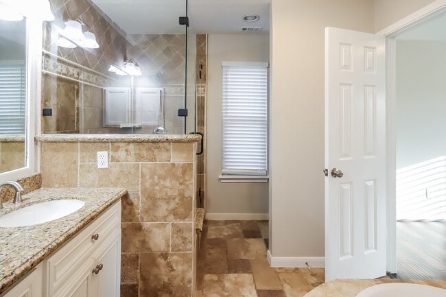 Building Photo - 19610 Plymouth Ridge Ln