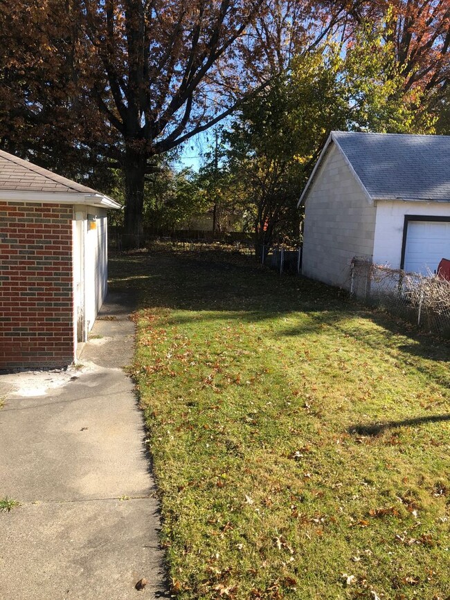 Building Photo - Nice 2 bedroom home in South Toledo with b...