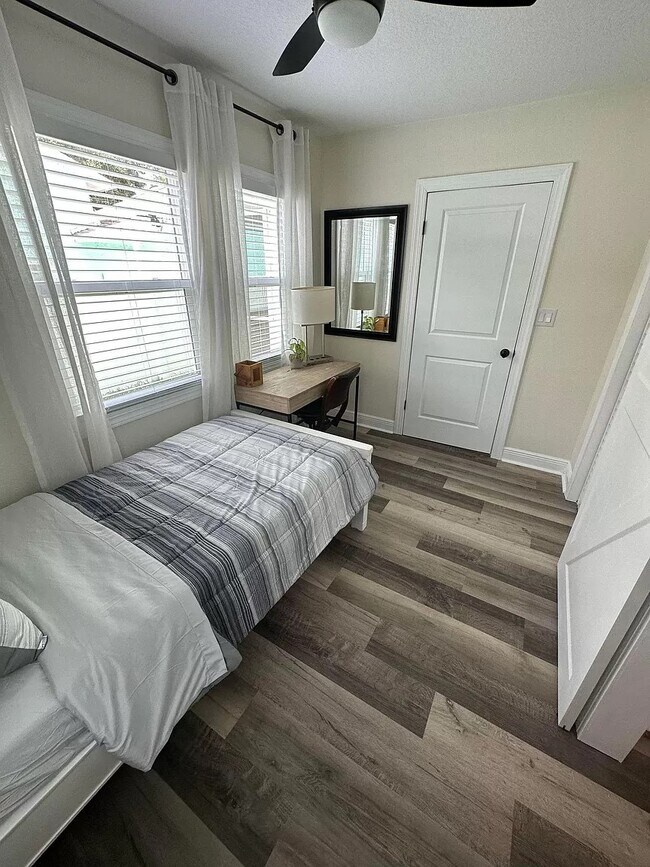 Building Photo - 939 Lakeview Rd