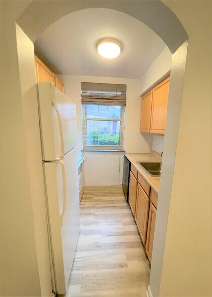 Building Photo - 5712 Phillips Ave