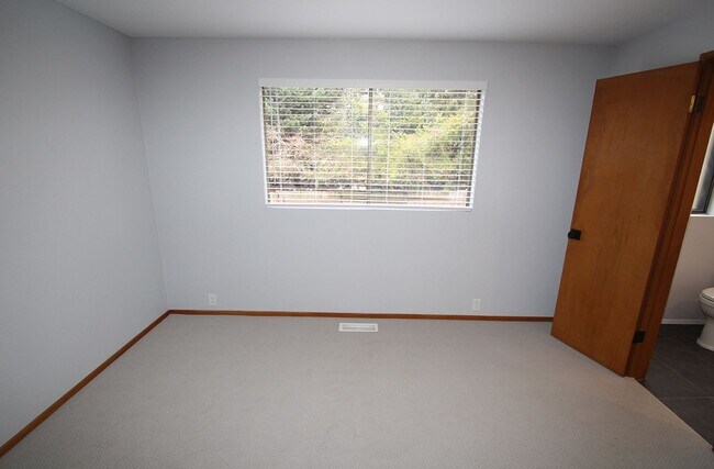 Building Photo - FULLY RENOVATED 3 BED, 2 BATH BELLEVUE HOM...